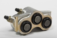 Цилиндр тормозной переднего суппорта 2121 АЗ R